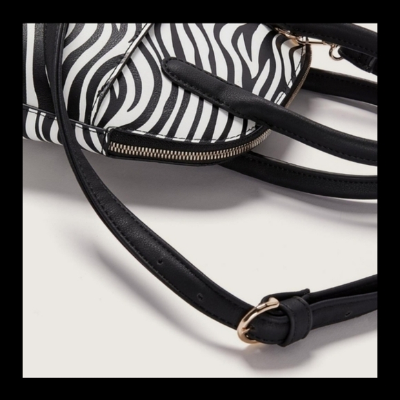 NWT Black & White Zebra Print Stylish Handbag - Picture 3 of 5
